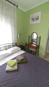 1 dormitorio con 1 cama con 2 toallas en House Eugenia Sarti en Sárti