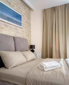 - une chambre avec un lit et 2 serviettes dans l'établissement Leonardo sea view residence, à Bat Yam