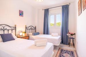 Postel nebo postele na pokoji v ubytování Mi Capricho beach front sea view & pool - Happy Rentals + 35 fotografií