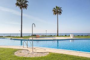 Bazén v ubytování Mi Capricho beach front sea view & pool - Happy Rentals nebo v jeho okolí