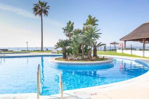 Bazén v ubytování Mi Capricho beach front sea view & pool - Happy Rentals nebo v jeho okolí
