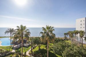 Bazén v ubytování Mi Capricho beach front sea view & pool - Happy Rentals nebo v jeho okolí
