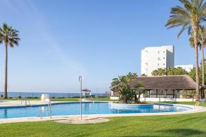 Bazén v ubytování Mi Capricho beach front sea view & pool - Happy Rentals nebo v jeho okolí