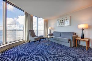 セント・ヘリア・ジャージーにあるラディソン ブルー ウォーターフロント ホテル， ジャージーのリビングルーム(ソファ、テーブル、窓付)