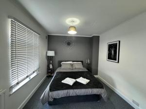 een slaapkamer met een bed met twee boeken erop bij Home In Coventry in Coventry