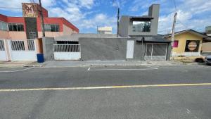 pusty parking przed budynkiem w obiekcie Pousada Dalponte w mieście Balneário Camboriú