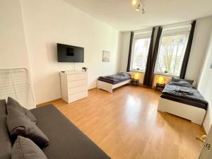 a living room with a couch and a flat screen tv at OS11 - 1-Zimmer Apartment in Osnabrück in Osnabrück