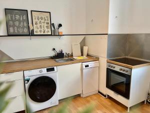 Il comprend une cuisine équipée d'un lave-linge et d'un évier. dans l'établissement OS11 - 1-Zimmer Apartment in Osnabrück, à Osnabrück