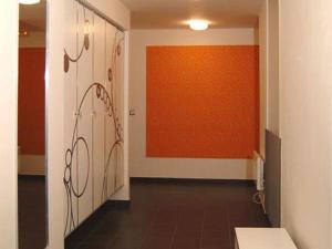 ロキトニツェ・ナト・イゼロウにあるAttractive Apartment in Rokytnice nad Jizerou near Ski Areaのオレンジ色の壁と扉のある廊下