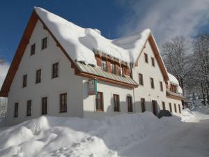 ロキトニツェ・ナト・イゼロウにあるAttractive Apartment in Rokytnice nad Jizerou near Ski Areaの雪山の建物