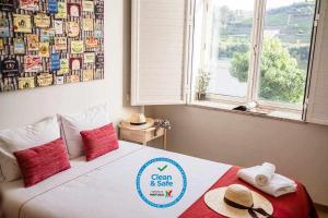 a bedroom with a bed with hats on it at Casa do Rio in Peso da Régua