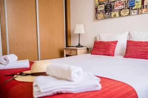 een hotelkamer met een bed met handdoeken erop bij Alojamento Casa do Rio in Peso da Régua