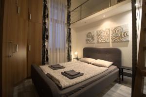En eller flere senger på et rom på Király Apartment