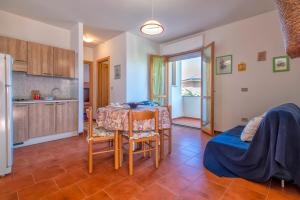 a kitchen and dining room with a table and chairs at Casa Sara Lu Bagnu in Castelsardo