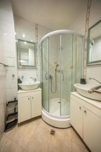een badkamer met een douche en een wastafel bij 3-BR Central Residence in Sofia