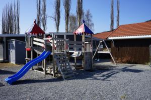 un parque infantil con tobogán en Orkla Camping, en Orkanger