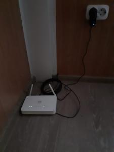 einen Laptop auf dem Boden in einem Zimmer in der Unterkunft Cabana OTE Soft in Snagov