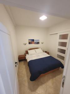 ein Schlafzimmer mit einem großen Bett in einem Zimmer in der Unterkunft Apartman Vučko in Rafailovici