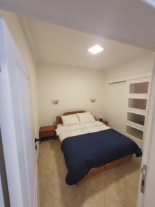 ein Schlafzimmer mit einem großen Bett in einem Zimmer in der Unterkunft Apartman Vučko in Rafailovici