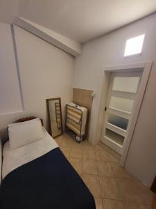 ein kleines Schlafzimmer mit einem Bett und einem Fenster in der Unterkunft Apartman Vučko in Rafailovici