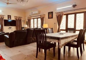 uma sala de estar com uma mesa e um sofá em Best Individual Home stay Near Apollo Jubilee Hills em Hyderabad