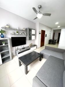 sala de estar con sofá y TV de pantalla plana en Sunset Relax Apartment by Canary365, en Tenoya