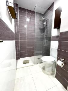 y baño con ducha y aseo. en Sunset Relax Apartment by Canary365, en Tenoya