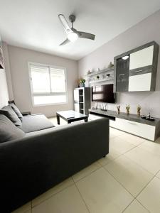 sala de estar con sofá y ventilador de techo en Sunset Relax Apartment by Canary365, en Tenoya