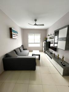 sala de estar con sofá y mesa en Sunset Relax Apartment by Canary365, en Tenoya