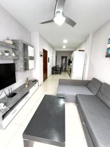 sala de estar con sofá y TV en Sunset Relax Apartment by Canary365, en Tenoya