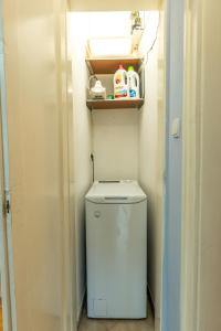 een kleine witte koelkast in een kleine kamer bij 3-BR Central Residence in Sofia