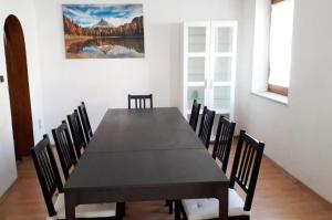 uma sala de jantar com uma mesa preta e cadeiras em home2stay Worker House Feldstetten Kitchen,Wifi,Smart TV Parking *** em Laichingen