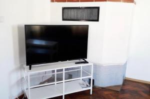 Televisyen dan/atau pusat hiburan di home2stay Worker House Feldstetten Kitchen,Wifi,Smart TV Parking ***