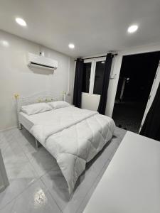 una camera da letto con un grande letto bianco in una stanza di Sentosa Palace a Dabung
