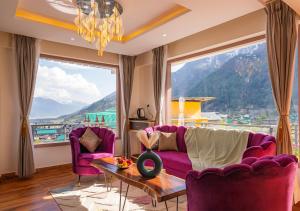 Nespecifikovaný výhled na hory nebo výhled na hory při pohledu z hostelu