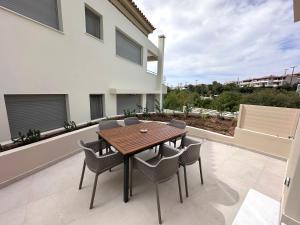 Balkón alebo terasa v ubytovaní RVG A3 Luxury House with Pool in Portoheli