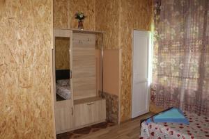 1 dormitorio con armario y cama. en Grand Hotel, en Khidi