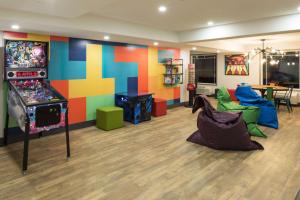 Habitación infantil con videojuego en Ramada by Wyndham Cochrane, en Cochrane