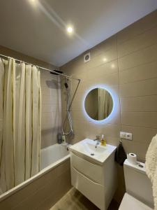 łazienka z umywalką, wanną i toaletą w obiekcie Квартира в парку біля озера, 10 хв до центра, 1км w mieście Tarnopol
