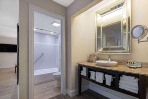 uma casa de banho com um lavatório, um WC e um espelho. em Wyndham Boca Raton Hotel em Boca Raton