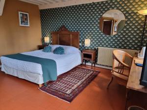 a bedroom with a bed and a mirror at Le Relais Des Dalles in Sassetot-le-Mauconduit