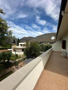 un balcón con vista a las montañas en Villa Sara Mondello Upper floor, en Palermo