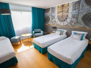 Ein Bett oder Betten in einem Zimmer der Unterkunft Mercure Mont Saint Michel