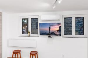 cocina con 2 sillas y 2 ventanas en Studio Apartment Danka Old Town Budva, en Budva