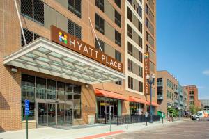 a kiwi apartment place on a city street at Hyatt Place Omaha/Downtown-Old Market in Omaha