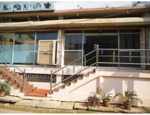 un edificio con balcón y escaleras delante de él en Hotel City Centre, Agartala en Agartala