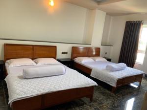 2 camas en una habitación de hotel con 2 camas en HOÀNG GIA BẠC LIÊU en Bạc Liêu
