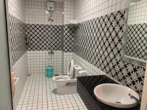een badkamer met een toilet en een wastafel bij HOÀNG GIA BẠC LIÊU in Bạc Liêu