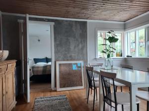 Rúm í herbergi á Guesthouse Nýp