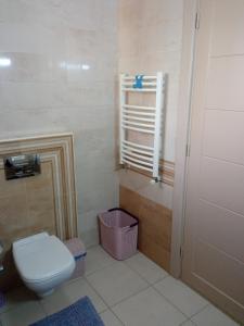 uma pequena casa de banho com um WC e uma janela em Lovely Paradise em Sfax